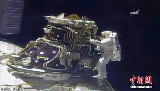 当地时间2017年5月23日，国际空间站，美国宇航员Jack Fischer和Peggy Whitson走出国际空间站，通过紧急太空行走修复国际空间站的外部备用电脑(MDM)，这台电脑是控制国际空间站重要系统的两台电脑之一。此次太空行走在早上7点20开始，并预计将持续2.5小时。这台主电脑是在周六时出现故障，这就导致造价1千亿美元的国际空间站不得不依靠后被系统来连接它的太阳能系统、散热器、冷却回路和其它设备。美国宇航局在一份声明中称，国际空间站中的五位成员分别来自于美国、俄罗斯和法国，他们不会遭遇任何危险。