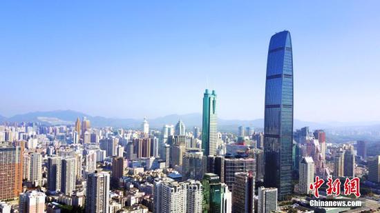 图为航拍深圳标志建筑之一京基100大厦。(资料图片) 中新社记者 陈文 摄