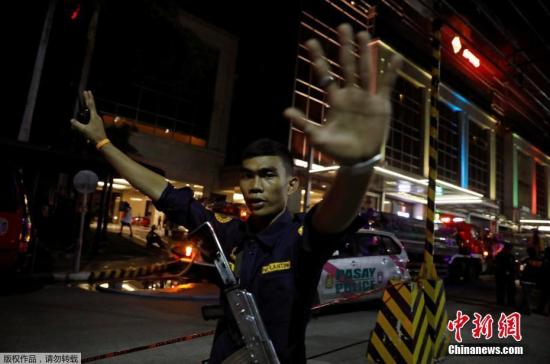 當地時間2日凌晨，2名蒙面者手持長槍闖進馬尼拉一酒店的賭場并開槍射擊，造成數人受傷。