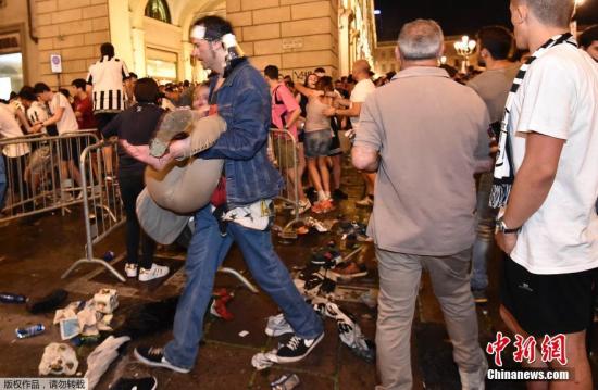 当地时间6月3日，数千尤文图斯球迷聚集在意大利都灵的圣卡洛广场观看大屏幕转播尤文图斯对皇家马德里的欧冠决赛。在下半场尤文图斯1比4落后时，观赛人群突然发生骚乱，许多尤文图斯的球迷开始尖叫着跑出广场。据当地媒体报道称，这起事件造成约600人受伤，5人重伤，当中包括1名遭到踩踏的7岁男童。
