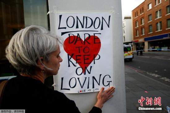 在伦敦桥附近，一名女子贴上标语，反对恐怖主义行径。此次恐袭发生在英国大选投票4天前，英国首相特蕾莎·梅怒斥恐怖主义，称英国已经对极端主义容忍了太长时间，“是时候说一声，够了！”