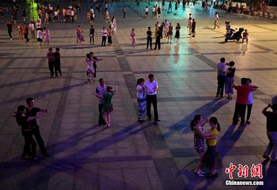 广场舞屡因扰民被诟病老年人的公共活动空间在哪里