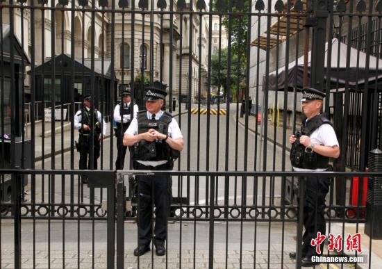 6月5日，英国首相府门前增派警力加强安保。6月3日夜，伦敦发生恐怖袭击事件，造成7人死亡，48人受伤。<a target='_blank' href='http://www.chinanews.com/'>中新社</a>记者 周兆军 摄