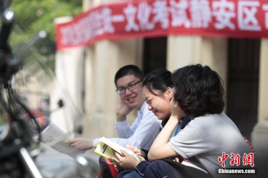 6月7日，2017年高考大幕正式拉开，上海5万余名考生步入考场，参加考试。据悉，今年是上海第一年实施全新的高考改革方案，实施“3+3”新高考方案。 记者 张亨伟 摄