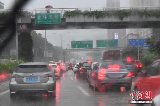 料图:6月13日上午,受台风苗柏影响,深圳市气
