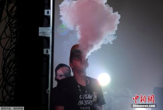 资料图：墨西哥举办电子烟交易大会，参与者们在大会上用电子烟进行“吞云吐雾”。