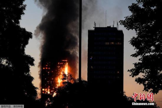 当地时间6月14日凌晨，伦敦西部一栋20余层的公寓大楼发生大火，火势猛烈，几乎蔓延到了所有楼层。约200名消防员和40辆消防车前往灭火。