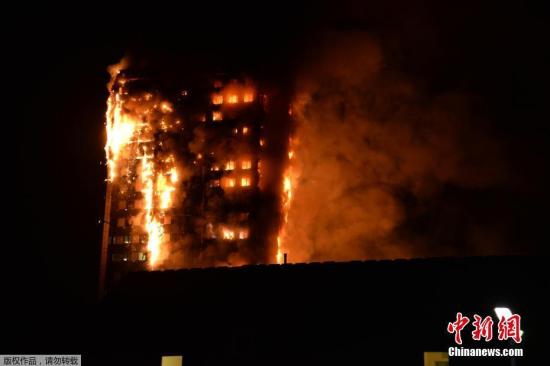 英国广播公司(BBC)的安迪·摩尔(Andy Moore)说，整栋建筑都被火焰照亮，建筑物可能会倒塌。