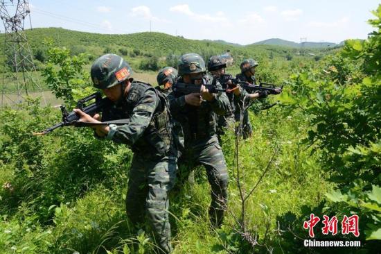 资料图：武警吉林总队吉林片区近百名特战精英正在进行极限训练。朱月光 摄