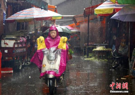 6月16日，广西柳州市遭暴雨侵袭，民众在雨中出行。<a target='_blank' href='http://www.chinanews.com/'>中新社</a>记者 朱柳融 摄