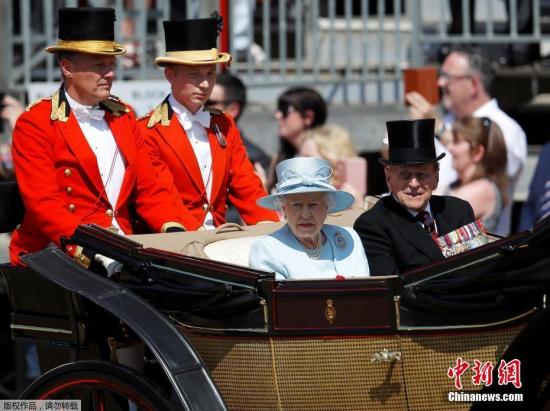 资料图：英国女王伊丽莎白二世91岁的官方生日时，女王夫妇观看皇家阅兵仪式。