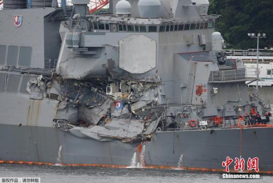 据报道，日本第3管区海上保安总部(横滨)继续以“业务上过失往来危险”的嫌疑展开调查。但因对美海军方面的询问及遗体确认尚无眉目，调查预计进展艰难。图为“菲茨杰拉德”号受损严重。