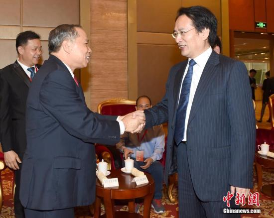 6月21日，国务院侨办副主任谭天星在北京会见巴拿马华人工商总会访问团一行。中新社记者 张勤 摄