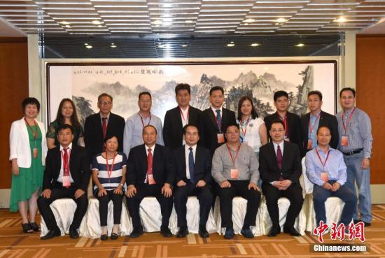 6月21日，国务院侨办副主任谭天星在北京会见巴拿马华人工商总会访问团一行。中新社记者 张勤 摄