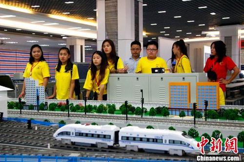 美国华裔青少年寻根广西 开高铁感受中国速度