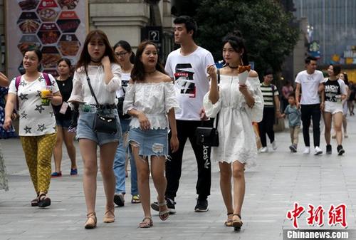 資料圖：武漢某步行街上的民眾。中新社記者 張暢 攝