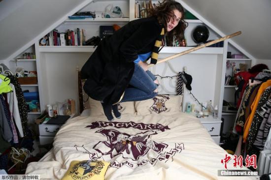住在伦敦的女孩Greta Clarke在家中摆出骑扫帚的姿势拍照。《哈利波特》迷们马上将迎来《哈利波特与魔法石》发行20周年纪念日，这是《哈利波特》系列的首册，面世以来以79种语言在全球售出了4亿5千万册，根据该书拍摄的电影获得了70亿美元的票房。