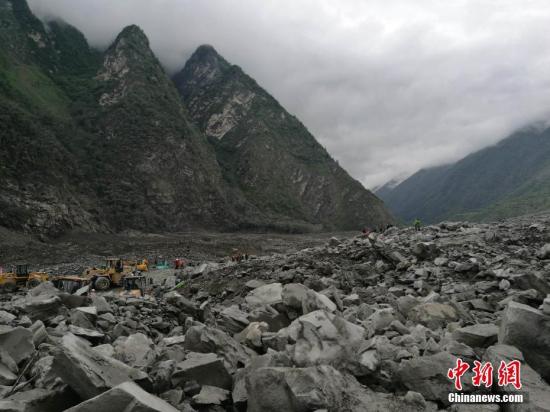 四川茂县山体垮塌确认120余人被掩埋超千人正在救援