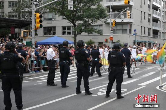 资料图：同性恋骄傲大游行在纽约举行，纽约也提升了安保工作。图为游行队伍旁执勤的纽约警察。<a target='_blank' href='http://www.chinanews.com/'>中新社</a>记者 马德林 摄