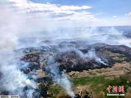 当地时间6月27日，美国犹他州盐湖城南大约245英里处的Brian Head滑雪场大火已造成50000英亩(约20234公顷)森林被毁，周边居民已被紧急疏散。