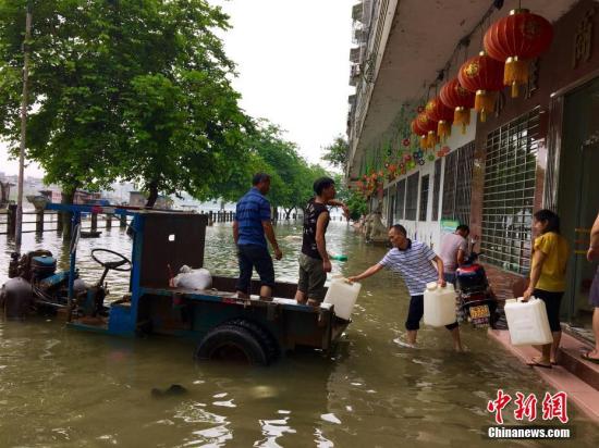 广东封开居民洪水后回家淡定爬梯打“滴滴船”