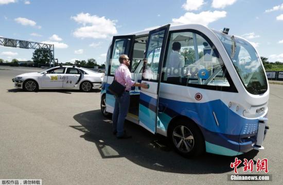 图为2017年6月21日，美国密歇根大学内正在使用的电动无人驾驶公交车“Arma”。