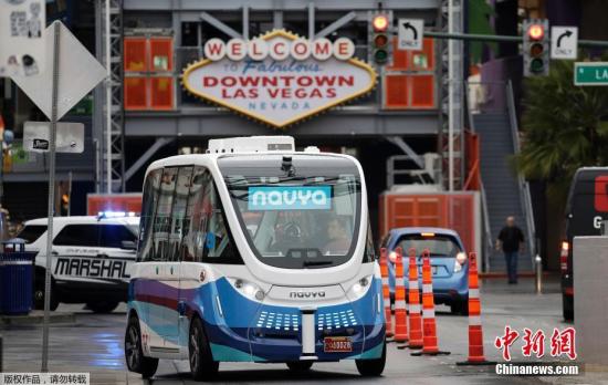 图为2017年1月12日，美国拉斯维加斯，电动无人驾驶公交车“Arma”在街头进行测试行驶。