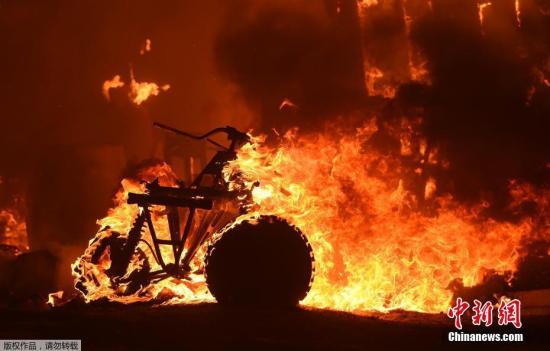 消防部门证实，加州州内有10多个火场，其中一个位于奥罗维尔镇以南的火场火势最猛烈。该火场的面积达3.5平方公里，只有大约2%受到控制。图为加州奥罗维尔，蔓延的山火将一辆全地形摩托烧毁。