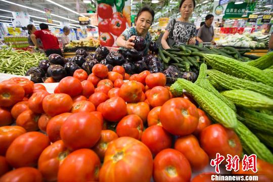 资料图：山西太原民众在超市选购蔬菜。　张云 摄