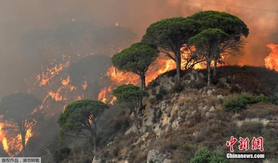 當地時間7月10日，意大利多地現叢林火災，消防員上千次投入滅火。圖為意大利墨西拿地區大火現場。