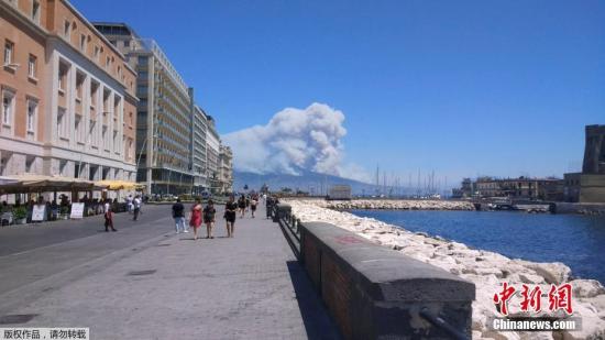 资料图：当地时间2017年7月11日，意大利那不勒斯维苏威火山发生火灾，从远处观看起火区域浓烟滚滚。