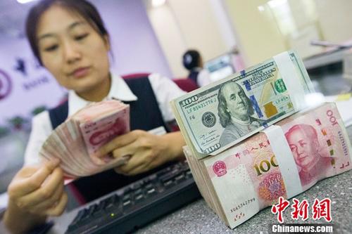 资料图：银行工作人员清点货币。中新社记者 张云 摄