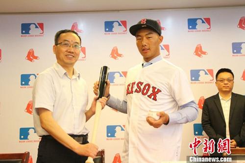 ͼǿʿٺ(Boston Red Sox)ʽǩԼΪйλְҵֲǩԼĲ˶Ա(MLBй ͼ) <a target='_blank' href='http://www.chinanews.com/'></a>  