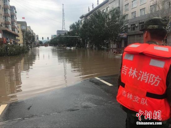 资料图:吉林暴雨。苍雁 摄 资料图:吉林暴雨。苍雁 摄