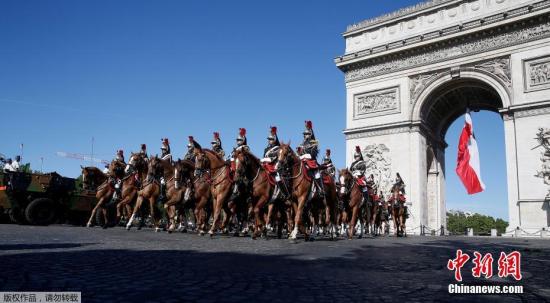 当地时间7月14日，法国巴黎行阅兵仪式庆祝国庆日。据外媒报道称，约3500名法国士兵列队从凯旋门出发，穿过香榭丽舍大街，并抵达协和广场。在阅兵仪式过程中，观众将有机会见到法国近卫军骑兵团与200多辆军事装备。此外，一些著名院校的学生也将参与此次活动，如法国圣西尔军校与巴黎综合理工学院的学生。
