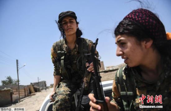 叙利亚拉卡收复战持续 女战士开赴前线 (资料图) 