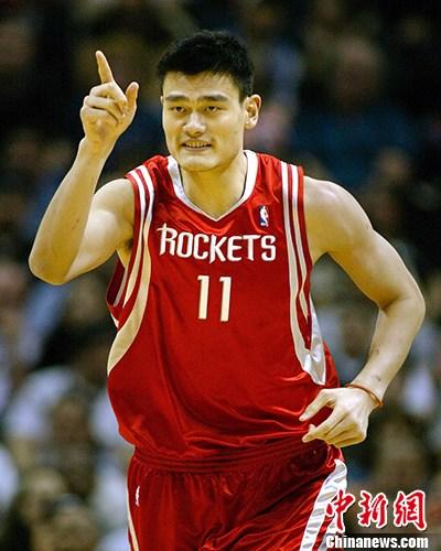 资料图：姚明代表休斯敦火箭队在NBA比赛中。