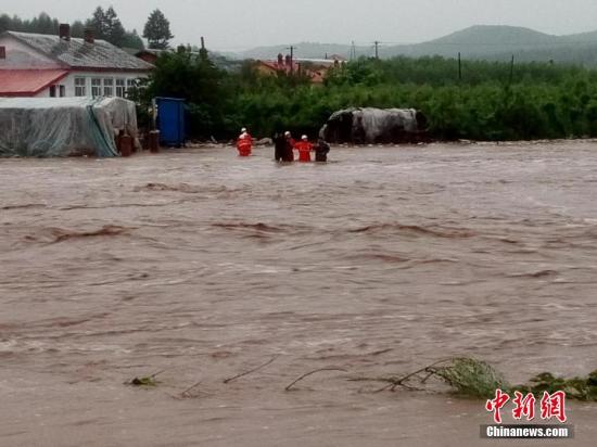 中新网记者7月20日凌晨从黑龙江省尚志市苇河林业局获悉,该地区从19日6:30开始出现降雨,截止19日17:00时降雨量已达120毫米,降雨导致部分林场、村庄出现积水,部分房屋被冲毁,其中柳山林场、榆林林场、冲河林场周边道路被冲毁,电力和通讯中断,目前相关救援工作正在进行中。图为救援现场。中新社记者 钟欣 摄 中新网记者7月20日凌晨从黑龙江省尚志市苇河林业局获悉,该地区从19日6:30开始出现降雨,截止19日17:00时降雨量已达120毫米,降雨导致部分林场、村庄出现积水,部分房屋被冲毁,其中柳山林场、榆林林场、冲河林场周边道路被冲毁,电力和通讯中断,目前相关救援工作正在进行中。图为救援现场。中新社记者 钟欣 摄