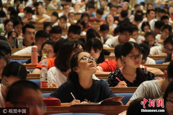 资料图：山东济南，多位女大学生在准备考研。图片来源：视觉中国