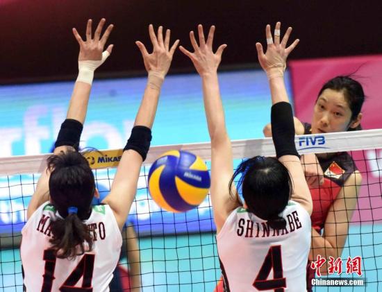 中国女排朱婷(右)扣球得分。 中新社记者 谭达明 摄