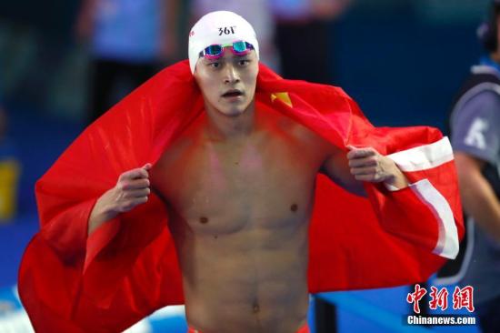 当地时间7月23日，2017国际泳联世锦赛男子400米自由泳决赛在布达佩斯举行，中国选手孙杨以3分41秒38夺得冠军，实现了该项目世锦赛“三连冠”。 中新社记者 富田 摄
