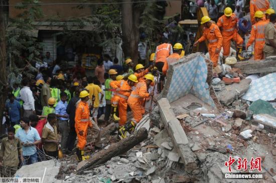 据外媒报道，印度孟买一栋4层楼房发生倒塌，造成约40人被困。目前已有13人获救，2人死亡。据报道，事故发生后，14辆消防车和救护车被紧急派往现场，目前仍在救援中。据悉，这栋建筑的底层有一个疗养院，事故发生后已被关闭。一名目击者称，建筑倒塌时发出了巨响，沙尘包围了整个区域。据此前报道，当地消防部门负责人表示，整栋四层建筑倒塌，约30至40人被困。