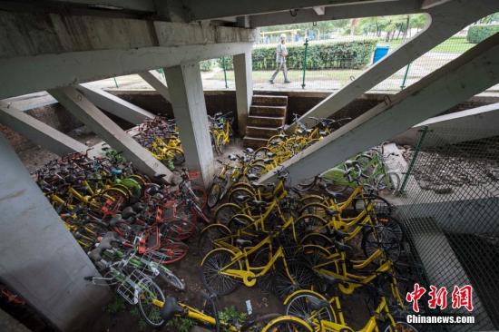 资料图:7月25日,山西太原汾河公园,近百辆共享单车被锁放在步行桥下,等待共享单车公司统一运送走。 <a target='_blank' href='http://www.chinanews.com/'>中新社</a>记者 武俊杰 摄 资料图:7月25日,山西太原汾河公园,近百辆共享单车被锁放在步行桥下,等待共享单车公司统一运送走。 <a target='_blank' href='http://www.chinanews.com/'>中新社</a>记者 武俊杰 摄