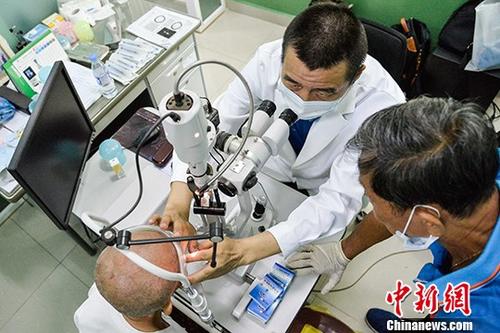 图为一名眼疾患者接受检查。 <a target='_blank' href='http://www.chinanews.com/'>中新社</a>记者 洪坚鹏 摄