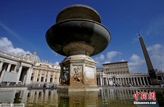 当地媒体报道称，首都罗马一带将开始节水，各区轮流暂停供水，最多每日8小时，罗马多个著名喷泉景点届时可能要关闭。图为圣彼得广场上的一处喷泉。