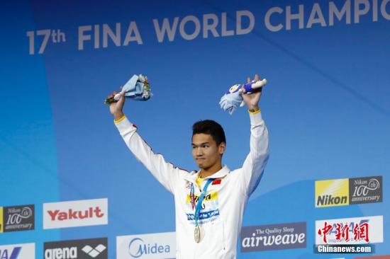 当地时间7月25日，2017国际泳联世锦赛男子100米仰泳决赛在布达佩斯举行，中国选手徐嘉余以52秒44夺得冠军。 中新社记者 富田 摄