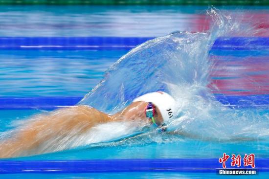 当地时间7月26日，2017国际泳联世锦赛男子800米自由泳决赛在布达佩斯举行，中国选手孙杨以7分48秒87位列第五，无缘奖牌。 中新社记者 富田 摄