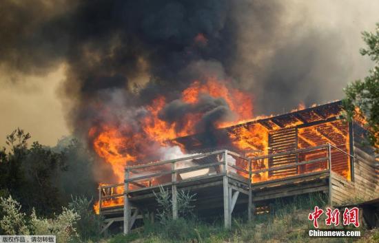 图为当地时间7月17日，黑山蒂瓦特附近的Lustica，一个木屋被大火吞噬。