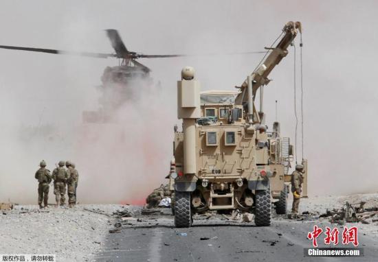据外媒报道，北约驻阿富汗行动特派团称，北约军车队8月2日在坎大哈遇袭，造成损失。图为美军部队在袭击现场进行调查。