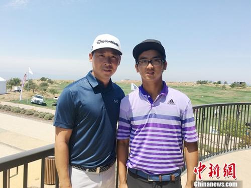 当地时间8月2日，中国高尔夫选手窦泽成（右）、张新军在美国加州TPC斯通布雷球场练习，备战3日开始的韦伯网艾莉梅高尔夫精英赛。中新社记者 刘丹 摄